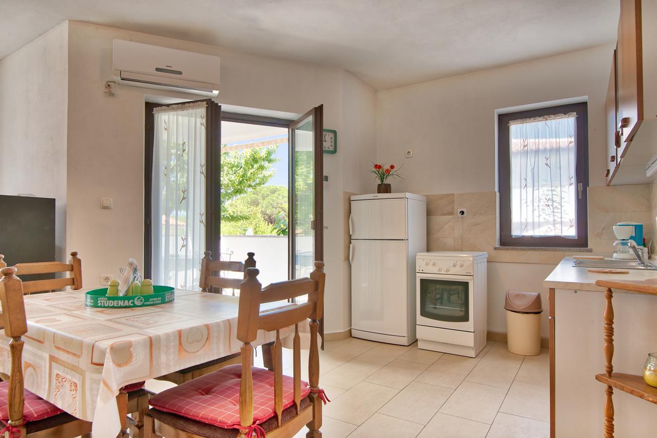 Apartment Maja Štinjan Buitenkant foto